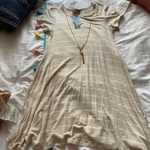 Cream white striped teeshirt style dress w necklac